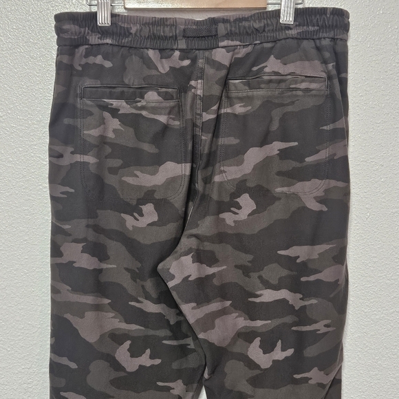 Athleta camo Farallon joggers size 10 - Picture 5 of 12